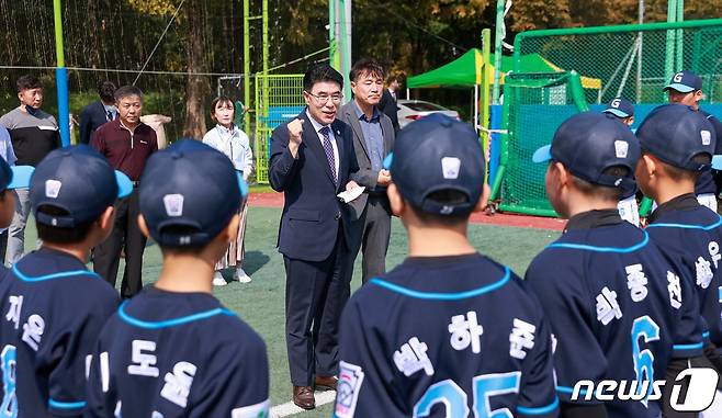 이응우 계룡시장이 15일 개막한 ‘제17회 계룡시장기 전국리틀야구대회’에서 참가 선수들을 격려하고 있다. (계룡시 제공)