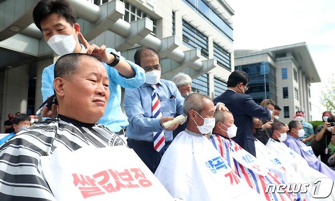 한국후계농업경영인 전라북도연합회 관계자들이 14일 전북 전주시 전북도청 앞에서 전북후계농업경연인 시군대표자 결의대회를 열고 쌀·농축산물 가격보장 및 양곡관리법 개정 촉구 삭발식을 하고 있다. 2022.9.14/뉴스1 ⓒ News1 유경석 기자