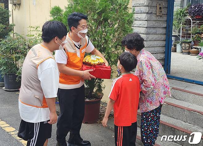 개그맨 김준호씨가 16일 월드비전 사랑의도시락 봉사를 위해 한 가정집에 방문해 도시락을 전달하고 있다. 2022.9.16/뉴스1