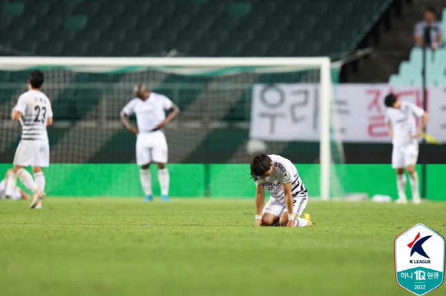 성남 선수들이 14일 전북전에서 패한 뒤 아쉬워하고 있다. 제공 | 한국프로축구연맹