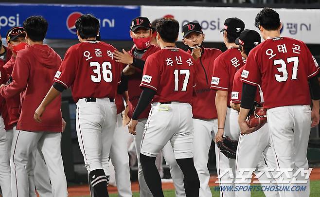 2022 KBO리그 롯데 자이언츠와 SSG 랜더스의 경기가 14일 부산 사직구장에서 열렸다. 경기에서 승리한 SSG 선수들이 기뻐하고 있다. 부산=박재만 기자 pjm@sportschosun.com/2022.09.14/