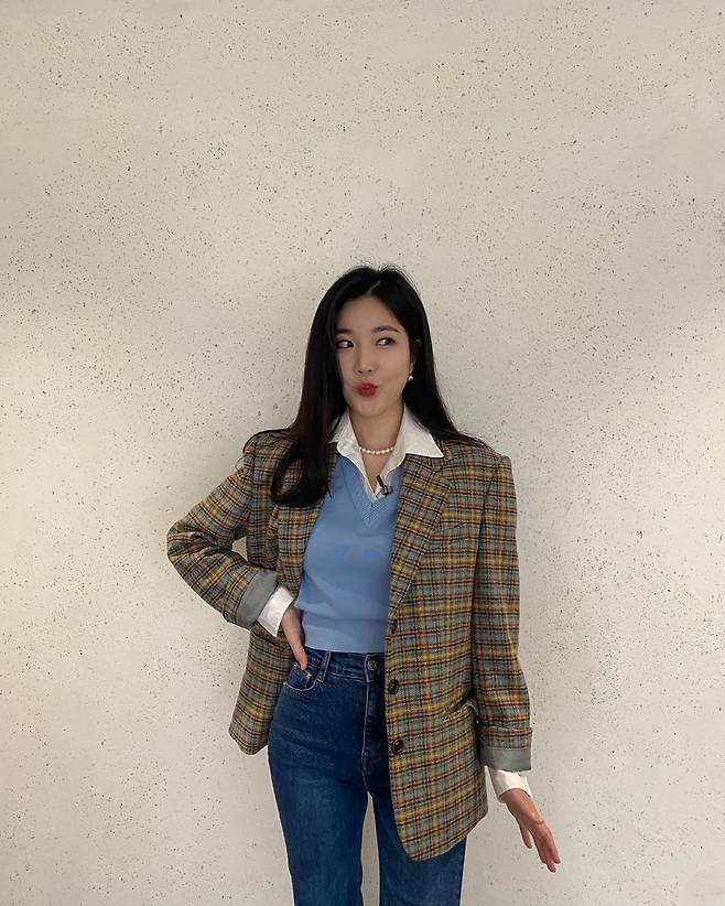 Davichi Lee Hae-ri turns into fall womanOn the 16th, Lee Hae-ri posted a picture on his instagram account with an article entitled I dressed pretty and I looked good.Lee Hae-ri, pictured in the photo, was in a colorful pose: he matched his jacket with a check pattern and boots-cut jeans, creating an elegant yet sophisticated atmosphere.Lee Hae-ri, who recently marriages, has robbed her gaze, sporting an increasingly populated beauty.The netizens who watched the posts also left a number of comments such as New Bride and I am also a plain clothes queen.Meanwhile, Davichi Lee Hae-ri posted a small-scale private marriage ceremony with her non-entertainment lover in July.