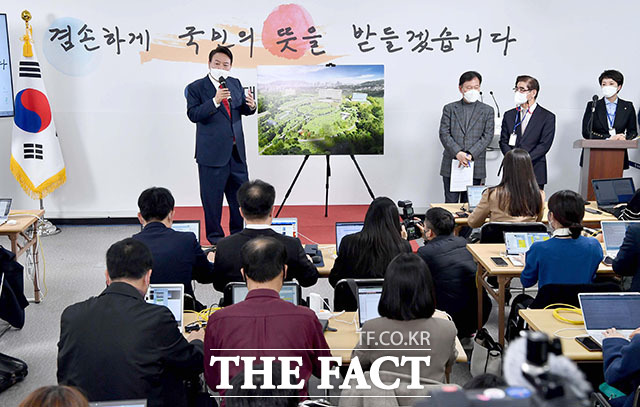 윤석열 대통령이 당선인 시절인 지난 3월 20일 서울 종로구 한국금융연수원 별관에 마련된 대통령직인수위원회 회견장에서 청와대 대통령 집무실의 용산 국방부 청사 이전 관련 기자회견을 하는 모습. /국회사진취재단