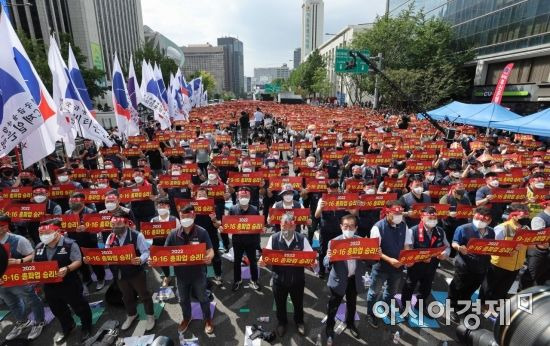 전국금융산업노동조합(금융노조) 조합원들이 16일 서울 광화문 세종대로에서 총파업 결의대회를 하고 있다. 시중은행과 산업은행(산은) 등 국책은행 노조를 포함한 금융노조는 이날 2016년 9월 이후 6년만에 파업에 들어갔다./김현민 기자 kimhyun81@