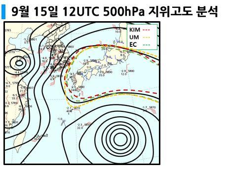 각 모델이 예측한 북태평양고기압 세력 범위(빨강·노랑·파랑)와 실제 관측된 세력 범위(검정). 현재 이 가장자리를 따라 남쪽의 고온다습한 공기가 우리나라 쪽으로 들어오고 있다. 기상청 제공