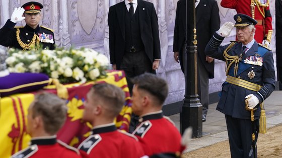 영국 국왕 찰스 3세가 14일(현지시간) 엘리자베스 2세 여왕의 관을 향해 경례하고 있다. AFP=연합뉴스