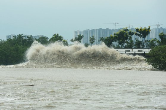 태풍 무이파의 영향으로 중국 항저우 해안에 14일 큰 파도가 일고 있다. AFP=연합뉴스