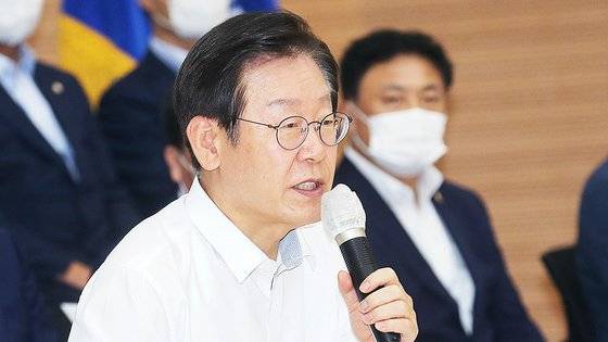 이재명 더불어민주당 대표가 16일 전북 김제시 농업인교육문화지원센터에서 가진 농민단체 대표들과 간담회에서 발언하고 있다. 연합뉴스
