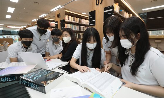 2023학년도 대입 수시 모집 원서 접수가 시작된 13일 오후 경기 수원시 장안구 영생고등학교에서 고3 수험생들이 입시상담을 받고 있다. 뉴스1