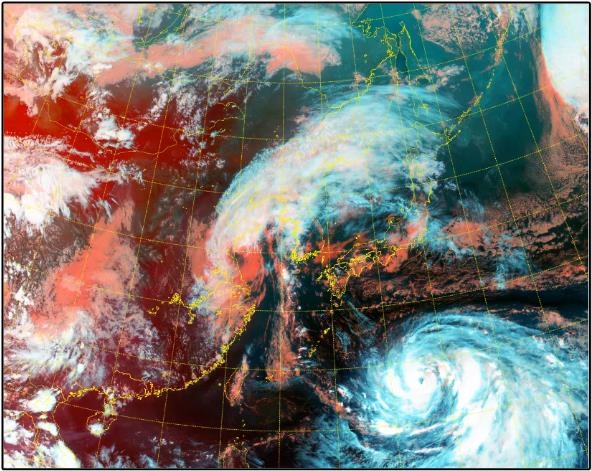 15일 오후 6시쯤 기상청이 천리안 위성을 이용해 관측한 태풍 난마돌의 모습. 기상청 제공