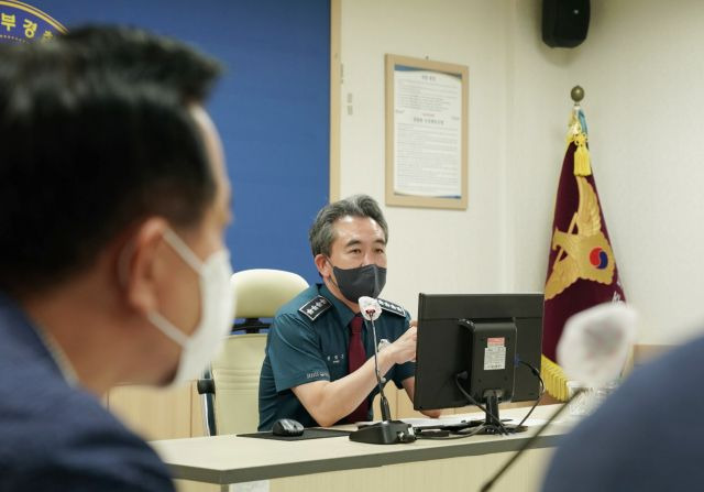 윤희근 경찰청장이 지난 15일 서울 중부경찰서를 방문해 신당역 살인 사건에 대한 보고를 받고 있다. 연합뉴스