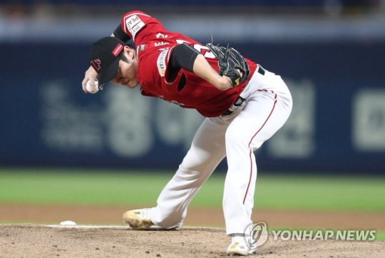 (창원=연합뉴스) 16일 경남 창원NC파크에서 열린 프로야구 '2022 신한은행 쏠(SOL) KBO 리그' NC 다이노스와 SSG 랜더스 경기. 1회 말 SSG 선발 박종훈이 역투하고 있다.