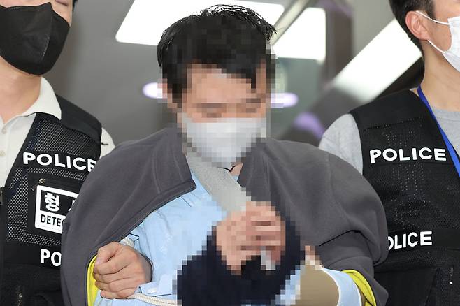 서울 지하철 2호선 신당역 여자 화장실에서 20대 여성 역무원을 살해한 전 모(31) 씨가 16일 오후 서울 중구 남대문경찰서에서 구속 전 피의자 심문(영장실질심사)을 받기 위해 호송 차량으로 이동하고 있다 / 사진 = 연합뉴스