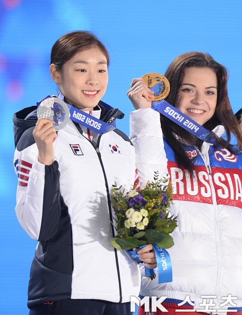 소치동계올림픽 여자피겨스케이팅 싱글 시상식에서 김연아(왼쪽)가 은메달, 아델리나 소트니코바가 금메달을 들어 보이고 있다. 사진=옥영화 기자