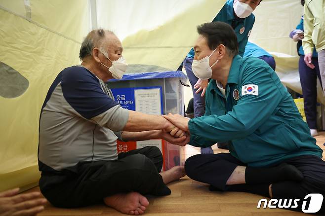 윤석열 대통령이 7일 오후 태풍 ‘힌남노’로 피해를 입은 경북 포항시 대송면 다목적 복지회관에 마련된 주민대피소를 방문해 이재민들을 격려하고 있다. (대통령실 제공) /사진=뉴스1