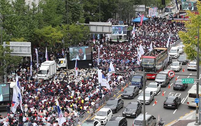 전국금융산업노조 소속 회원들이 16일 오전 서울 중구 서울시의회 인근에서 금융노조 9.16 총파업 대회를 하고 있다/사진=뉴시스