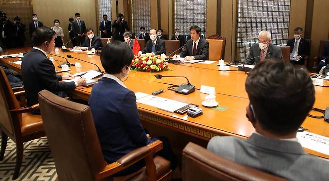 김진표 국회의장과 리잔수 중국 전국인민대표대회 상무위원장이 16일 서울 여의도 국회의사당에서 회담을 하고 있다. / 사진제공=뉴시스