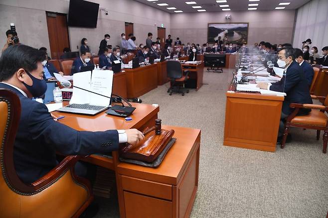 소병훈 농해수위위원장이 지난달 1일 서울 여의도 국회에서 열린 농림축산식품해양수산위원회 전체 회의를 주재하고 있다. / 사진제공=뉴시스