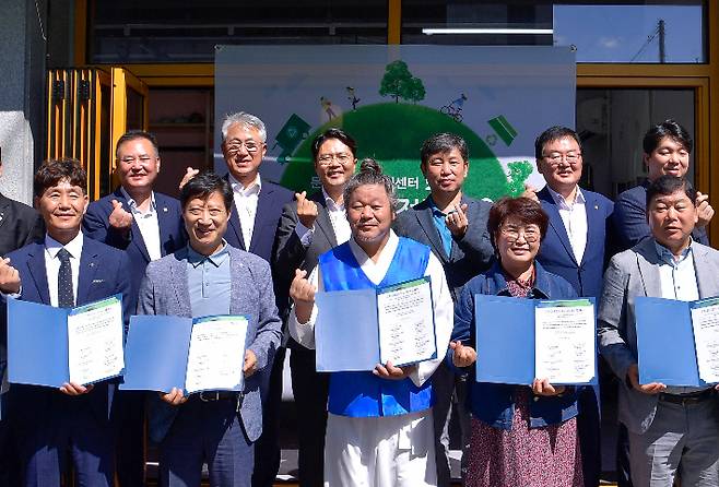 김광진 문화경제부시장이 16일 오전 북구 문산마을에서 열린 '문산돌돌 에너지센터' 개소식에 참석해 에너지센터 관계기관 간 네트워크 협약을 축하하며 기념촬영을 하고 있다. 광주광역시 제공