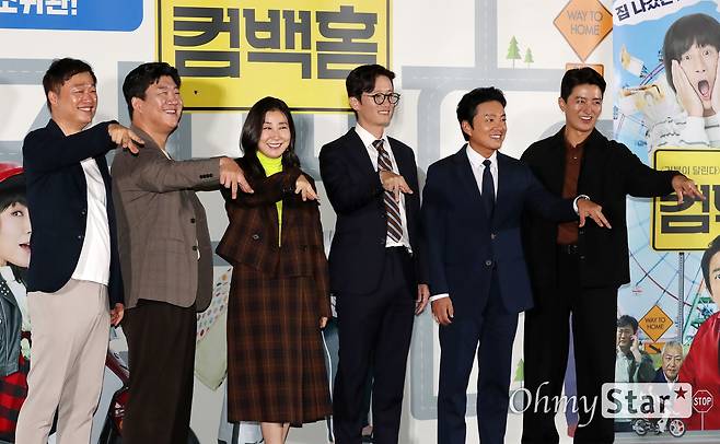 The movie Comeback Home, which is scheduled to open on October 5, is a new film directed by Yeon Woo, who directed The Turtle Runs (2009) and Bloody Youth (2014).It is Komidi that the unknown Comedian returns to his hometown and reunites with Friend, family, and lovers to restore his energy of life.Song Sae-byeok, Ra Mi-ran, Lee Beom-soo and other Komidi masters appear.I wanted to talk about my family and my hometown, Lee said at a media preview on the 15th. Most of the people (people) are leaving their hometowns, and they have their own stories in big cities.There are friends who welcome them when they go down to their hometown, parents, First Love.I wanted to say that I was not doing well because I was doing this now, and that I had help around me. This story is about a man who was in the Cave of Altamira who was still trapped in the Cave of Altamira and then later coming out of the Cave of Altamira, he added, and came out through friends and love and family, such reconciliation and forgiveness.As for the appearance of KBS 2TV <Gag Concert> in the drama, I liked Komidi so much and I was a fan since the first (Gag Concert) and (the abolition of the program) was a shock.I thought I should combine the material called Comedian (to the movie), so the movie started. He said, I think Komidi is the timing of the audience to concentrate on the movie for about two hours and rest with fresh wind.Komidi also seems to be difficult. Is a funny scene, and the various stories of the characters around the momentum were added, and the touching part was also considerable.Actor Song Sae-byeok said, I thought there were many interesting parts when I first saw the script. I focused on God who seemed to be fun from a distance, rather than Komidi feeling, when I looked closer to it.I do not think Komidi is just causing a superficial smile, said actor Ra Mi-ran. The director designed the elements of laughter to be released (in the movie) as if they were passing by and eventually followed the story.I think that the important thing is authenticity and I should focus on how much I understand this situation and become a person (character) sincerely rather than seriously (acting), he added.Actor Lee Beom-soo said, I think that laughter is not one-dimensional and consuming, but the serious situation that is in the situation and the laughing code in the situation are well suited to the story.I was from Chungcheong province and I remembered my grandfather orchard, said Lee Yeon Woo, director of the drama. I started with Chungcheong province when I was home.Song Sae-byeok also said, I thought there were many ambassadors with unique nuances in Chungcheong province. I thought that nuances gave me a lot when shooting.I think that the tone and expression of Chungcheong nuance was fun because it was a difference from other movies. 