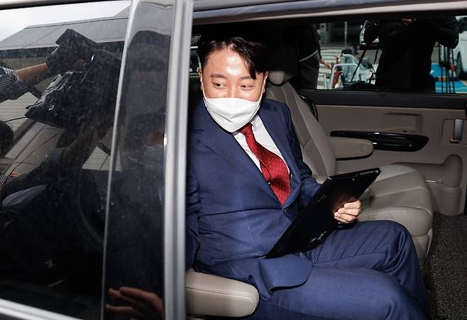 이준석 전 국민의힘 대표가 지난 14일 오전 서울 양천구 서울남부지방법원에서 열린 국민의힘 당헌 효력 정지 가처분 심문을 마친 뒤 법원을 떠나기 위해 차에 타고 있다. 연합뉴스