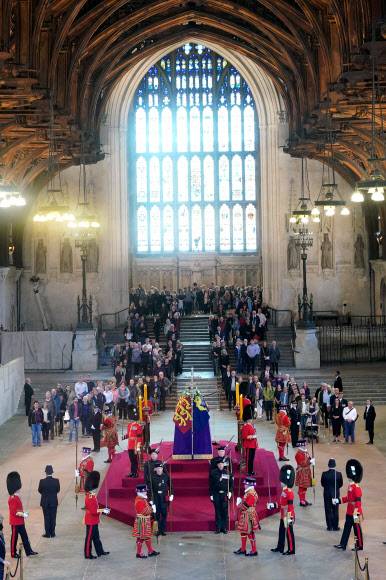 - 지난 14일 여왕이 안치된 런던 웨스트민스터 홀에서 추모객들이 줄을 지어 조문하는 모습.런던 로이터 연합뉴스