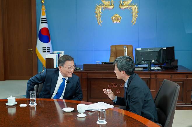 지난 4월14~15일 손석희 전 JTBC 앵커는 문재인 대통령의 퇴임 전 마지막 인터뷰를 진행했다.ⓒ청와대 제공