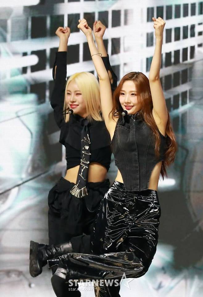 걸그룹 미미로즈(mimiirose)가 16일 오후 서울 광진구 예스24라이브홀에서 진행된 데뷔 앨범 'AWESOME' 발매기념 쇼케이스에서 신곡을 선보이고 있다. 가수 임창정이 프로듀싱한 첫 걸그룹 '미미로즈'의 데뷔 앨범에는 타이틀곡 '로즈'(Rose)를 비롯해 '루루루'(Lululu), '킬 미 모어'(Kill Me More), '로즈' 인스트루먼탈 버전까지 총 4곡이 수록됐다. /2022.09.16 /사진=이동훈 기자 photoguy@