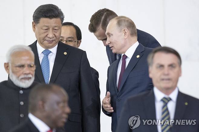 2019년 BRICS 정상회의에서 시진핑과 대화하는 푸틴 [EPA=연합뉴스 자료사진. 재판매 및 DB 금지]