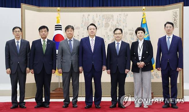 임명장 받은 한기정 공정거래위원장 (서울=연합뉴스) 서명곤 기자 = 윤석열 대통령이 16일 오전 서울 용산 대통령실 청사에서 한기정 공정거래위원장(오른쪽 세번째)에게 임명장을 수여한 뒤 기념촬영을 하고 있다. 2022.9.16 seephoto@yna.co.kr