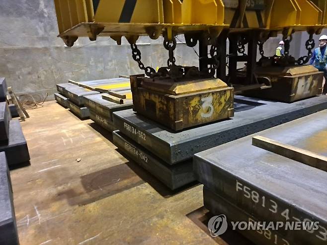 포항제철소 정상화 복구작업 매진하는 포스코 (서울=연합뉴스) 포스코가 16일 압연지역 배수를 완료하고 전력공급을 확대하는 등 포항제철소 정상화를 위해 복구작업에 매진하고 있다고 밝혔다. 사진은 지난 15일 포스코 포항제철소에서 생산한 슬라브를 광양제철소에서 전환 가공하기 위해 해상운송을 준비하는 모습. 2022.9.16 [포스코 제공. 재판매 및 DB 금지] photo@yna.co.kr