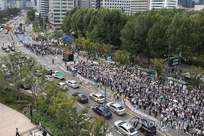 세종대로에서 가두행진하는 금융노조 (서울=연합뉴스) 신현우 기자 = 전국금융산업노동조합 조합원들이 16일 서울 중구 코리아나호텔 앞에서 총파업 대회를 마친 뒤 세종대로를 따라 용산 대통령실 방향으로 행진하고 있다. 2022.9.16 nowwego@yna.co.kr