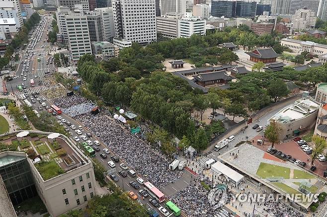 세종대로에 모인 금융노조 (서울=연합뉴스) 신현우 기자 = 16일 서울 중구 코리아나호텔 앞에서 전국금융산업노동조합 총파업 대회가 열리고 있다. 2022.9.16 nowwego@yna.co.kr