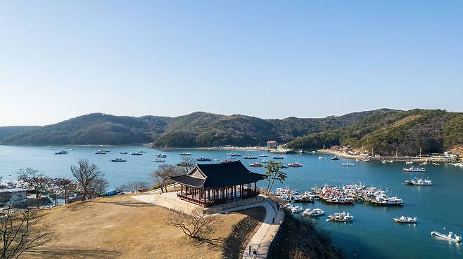 보령시 오천항을 배경으로 두고 중심에 있는 영보정.(보령시 제공)