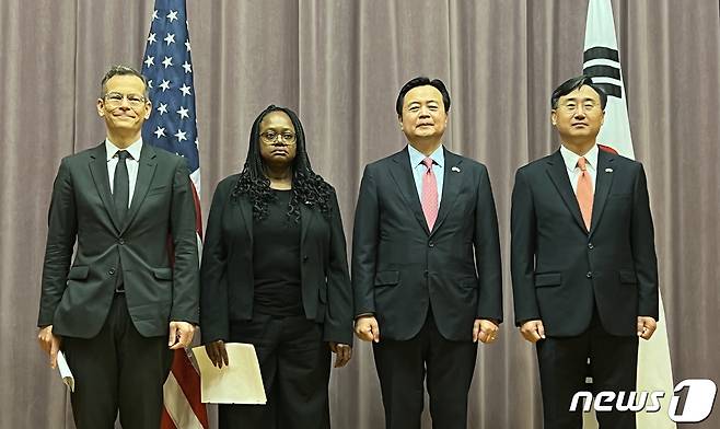 16일 미국 워싱턴에서 열리는 한미 고위급 확장억제전략협의체 회의에 앞서 우리측 대표단이 미국측과 기념촬영을 하고 있다. 왼쪽부터 콜린 칼 미국 국방부 정책차관, 보니 젠킨스 국무부 군비통제·국제안보 담당 차관, 조현동 외교부 1차관, 신범철 국방부 차관. 2022.9.16/뉴스1 ⓒ News1 워싱턴특파원단 제공.