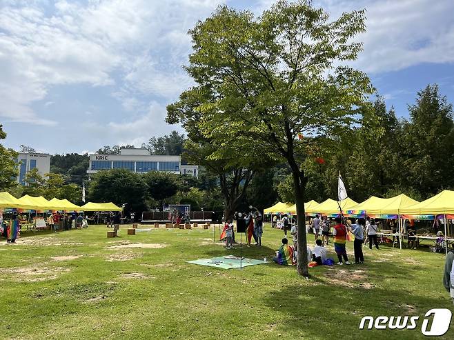 17일 낮 의암공원에서 열린 춘천퀴어문화축제장. 2022.9.17 한귀섭 기자