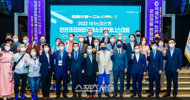 지난 15일 인천 송도 라마다호텔에서 진행된 ‘2022 NH농협은행 코리아컵 국제소프트테니스대회’ 개막식. 대한소프트테니스협회 정인선(앞줄 오른쪽에서 4번째) 회장과 메인스폰서인 NH농협은행의 임동순(앞줄 오른쪽에서 3번째) 수석부행장 등이 참석했다. NH농협은행 제공