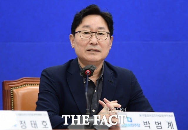 박범계(사진) 민주당 의원은 지난 14일 조정훈 시대전환 의원이 민주당이 추진하는 이른바 '김건희 특검'에 반대하자 "어떻게 해서 국회에 들어오게 됐는지 한번 되돌아봤으면 좋겠다"며 위성정당으로 원내에 입성한 조 의원의 이력을 꼬집었다. /이새롬 기자