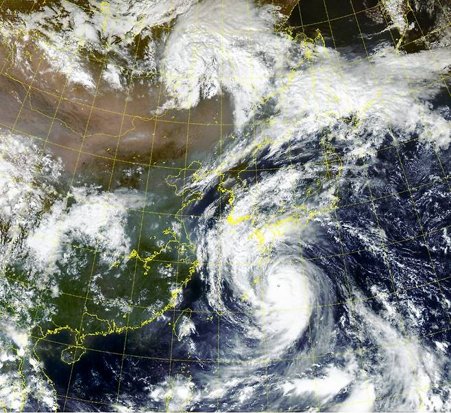 17일 저녁 9시 20분 천리안위성 2A가 찍은 14호 태풍 난마돌의 모습. 오키나와 동쪽 해상에서 세력을 키우며 북상하는 모습이다. /국가기상위상센터