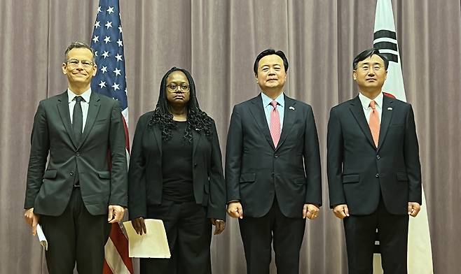 16일(현지 시각) 미국 워싱턴에서 열리는 한미 고위급 확장억제전략협의체 회의에 앞서 우리측 대표단이 미국측과 기념촬영을 하고 있다. 왼쪽부터 콜린 칼 미국 국방부 정책차관, 보니 젠킨스 국무부 군비통제·국제안보 담당 차관, 조현동 외교부 1차관, 신범철 국방부 차관. /뉴스1