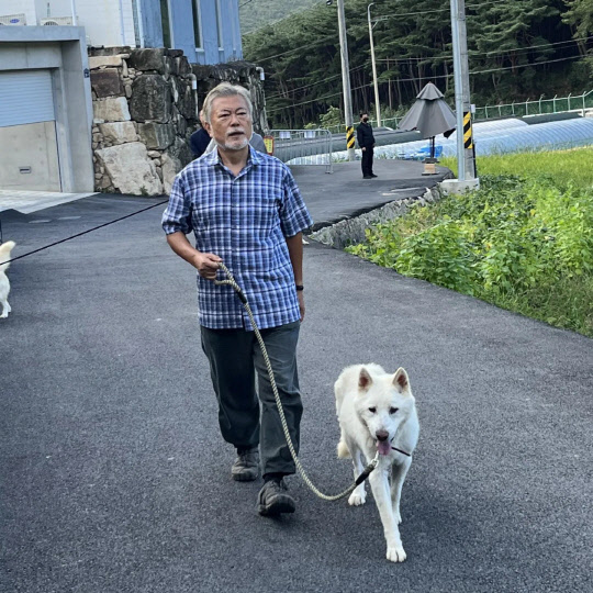 반려견과 함께 산책 중인 문재인 전 대통령. <문재인 페이스북>