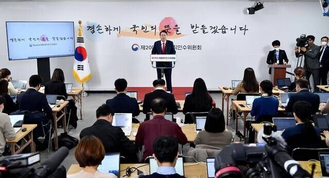 윤석열 대통령이 지난 3월 20일 당선자 시절 서울 종로구 한국금융연수원 별관에 마련된 대통령직인수위원회 기자회견장에서 청와대 대통령 집무실의 용산 국방부 청사 이전 관련 기자회견을 하고 있다. 공동취재사진