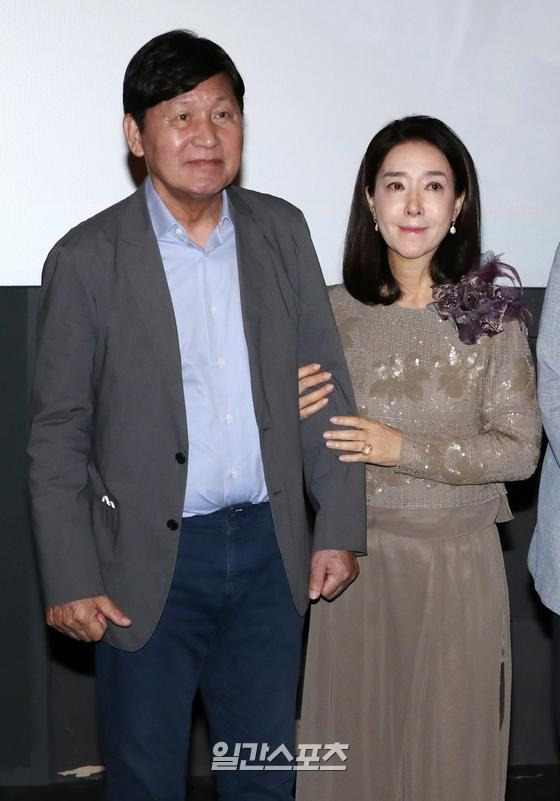 배우 안성기, 김보연이 15일 오후 서울 강남구 CGV압구정에서 진행된 배창호 감독의 40주년 기념 '배창호 감독 특별전' 개막식에 참석해 포토타임을 갖고 있다. '배창호 감독 특별전'은 배창호 감독의 시대별 마스터피스와 함께 작품별 주연 배우와 배창호 감독이 참여하는 스페셜 시네마톡을 마련했다. 오늘(15일)부터 28일까지 CGV용산아이파크몰, CGV압구정, CGV대구아카데미, CGV서면, CGV천안에서 만나볼 수 있다. 서병수 기자 qudtn@edaily.co.kr /2022.09.15.