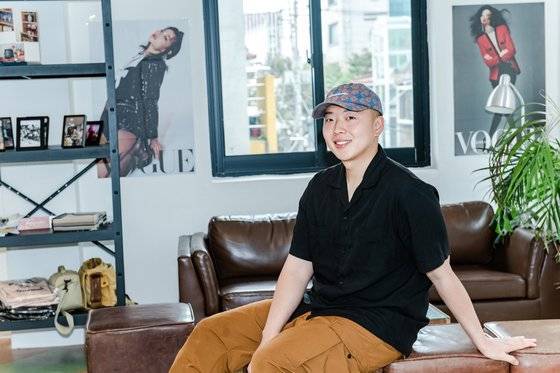 서울 마포구에 위치한 카페 '샌도'에서 만난 김왕일 CIC 대표. '샌도'는 CIC가 운영하는 매장 중 한 곳으로 '빈티지 트로피칼 카페'를 표방하고 있다. ⓒ 폴인, 최지훈