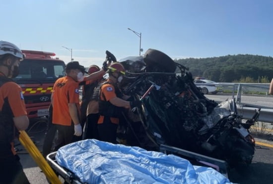 역주행 니로 차량과 마주오던 제네시스 차량이 충돌, 1명이 사망하고 2명이 중경상을 입는 사고가 발생했다. 사진은 출동한 소방관들이 구조작업을 벌이는 모습. /사진=연합뉴스