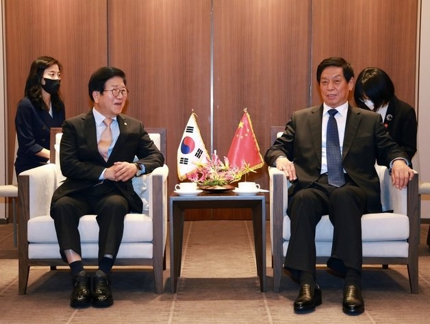 박병석(왼쪽) 전 국회의장이 17일 서울 신라호텔에서 방한 중인 리잔수 중국 전국인민대표대회 상무위원장과 만나 대화를 나누고 있다. 박병석 전 국회의장 측 제공