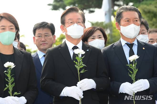 [김해=뉴시스] 차용현 기자 = 이재명 더불어민주당 대표가 14일 오후 당 지도부들과 함께 경남 김해시 봉하마을을 찾아 고 (故) 노무현 전 대통령 묘역에 참배하고 있다. 2022.09.14. con@newsis.com