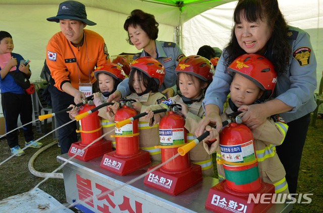 [울산=뉴시스]소화기 사용 체험을 하고 있는 어린이들. (사진=뉴시스DB) photo@newsis.com