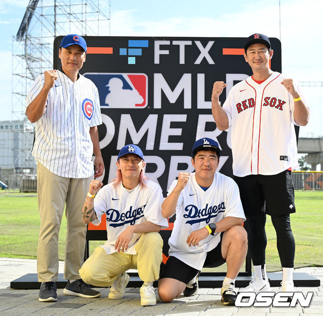 [OSEN=인천, 이대선 기자] 'FTX MLB 홈런더비 X 서울' 기자회견이 17일 인천 파라다이스시티 호텔에서 열렸다.이승엽, 곽윤기, 정근우, 박용택이 포토타임을 가지고 있다. 2022.09.16 /sunday@osen.co.kr