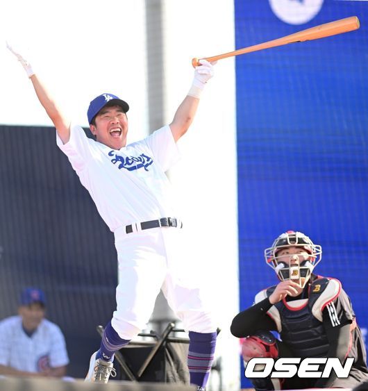 [OSEN=인천, 김성락 기자] 17일 오후 인천 중구 파라다이스시티 컬쳐파크에서 'FTX MLB 홈런더비 X 서울' 시카고 컵스팀과 LA 다저스팀의 예선저 경기가 열렸다.LA 다저스팀 정근우가 끝내기 홈런을 날린 뒤 기뻐하고 있다. 2022.09.17 /ksl0919@osen.co.kr